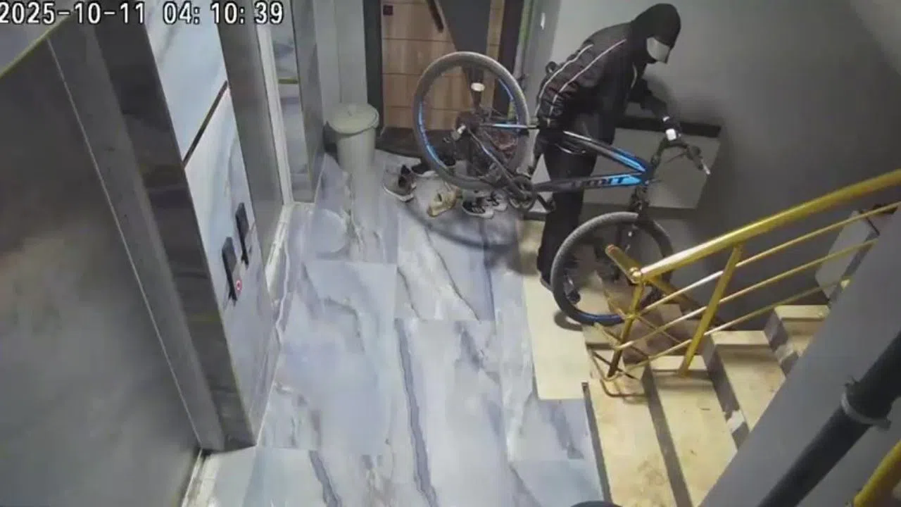 Maskeli Hırsız Apartmandan Bisiklet Çaldı