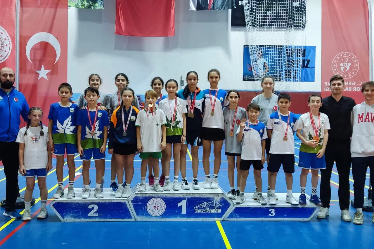 Bursa Osmangazili badmintoncular madalyaya doydu