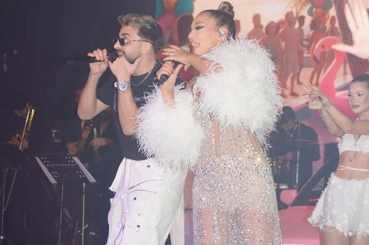 Demet Akalın'dan 'yerinde dur'amayan konser!