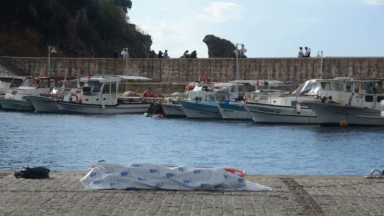 Denizde Kimliği Belirsiz Erkek Cesedi Bulundu