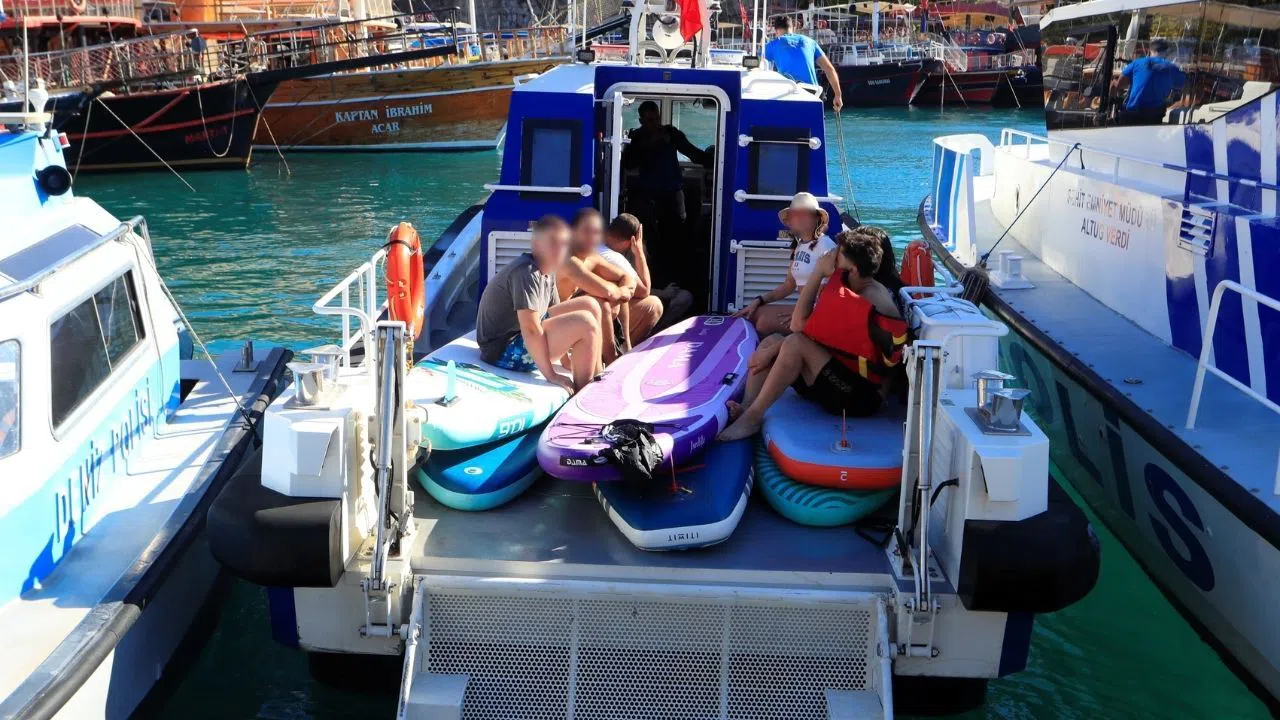 Denizde Sürüklenen Gençlere Ekiplerden Anında Müdahale