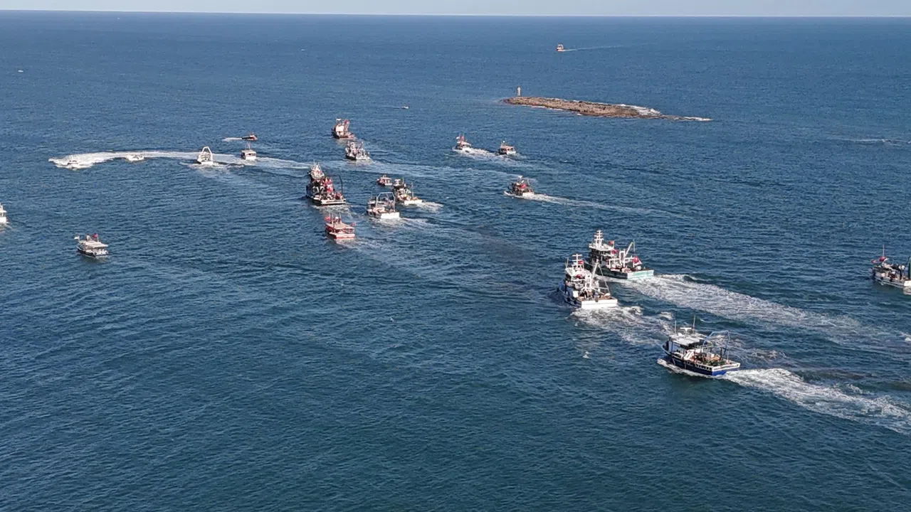 Denize Açılan Vatandaşlar İsrail’i Protesto Etti