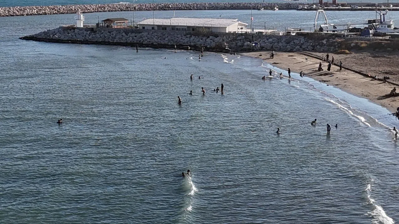 Ekim Ortasında Yaz Keyfi Yaşanıyor: Vatandaşlar Denize Akın Etti