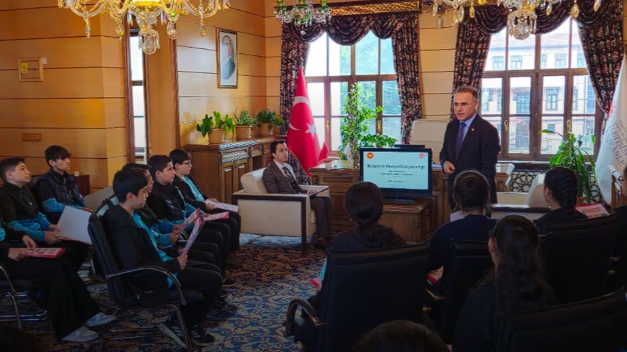 Bursa Yıldırım Fatih Sultan Mehmed Ortaokulu öğrencileri, “İletişim ve Medya Okuryazarlığı” ünitesi kapsamında Cumhurbaş