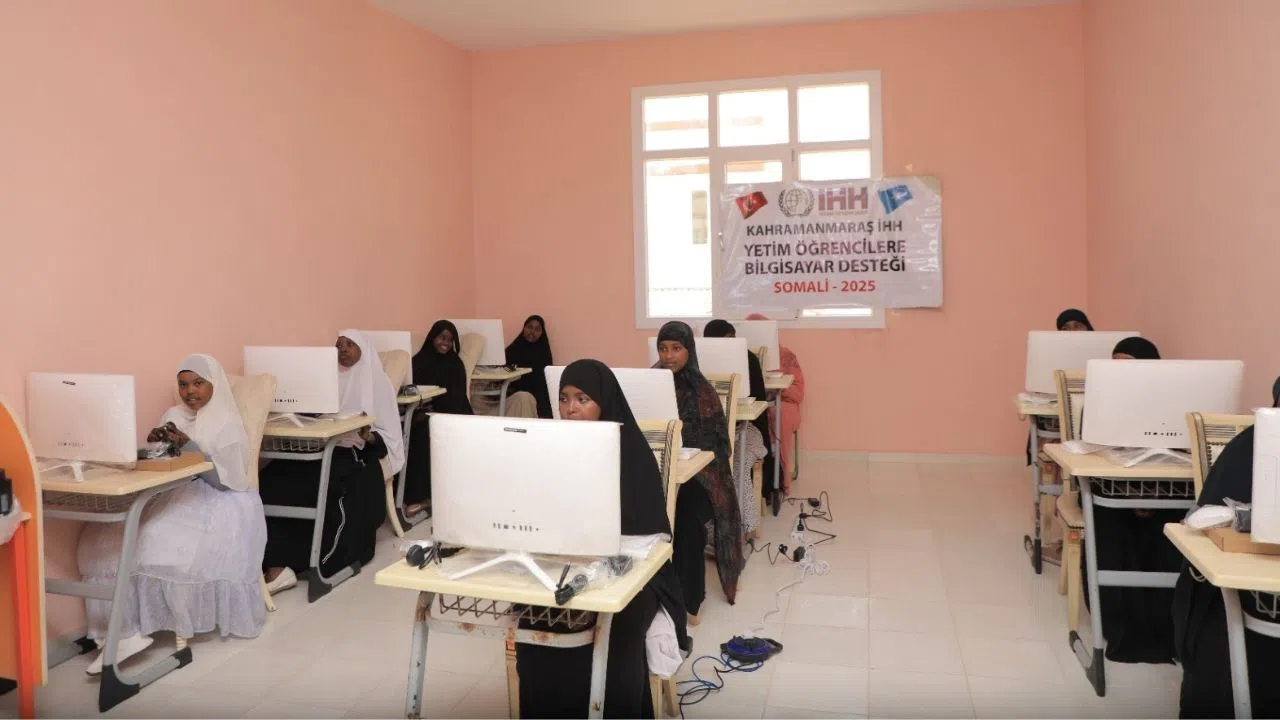 Kahramanmaraş İHH’dan Somali’deki Öğrencilere Bilgisayar Desteği