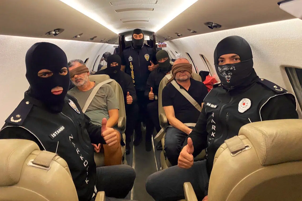 İki zehir taciri baronu paketlenip Türkiye'ye getirildi