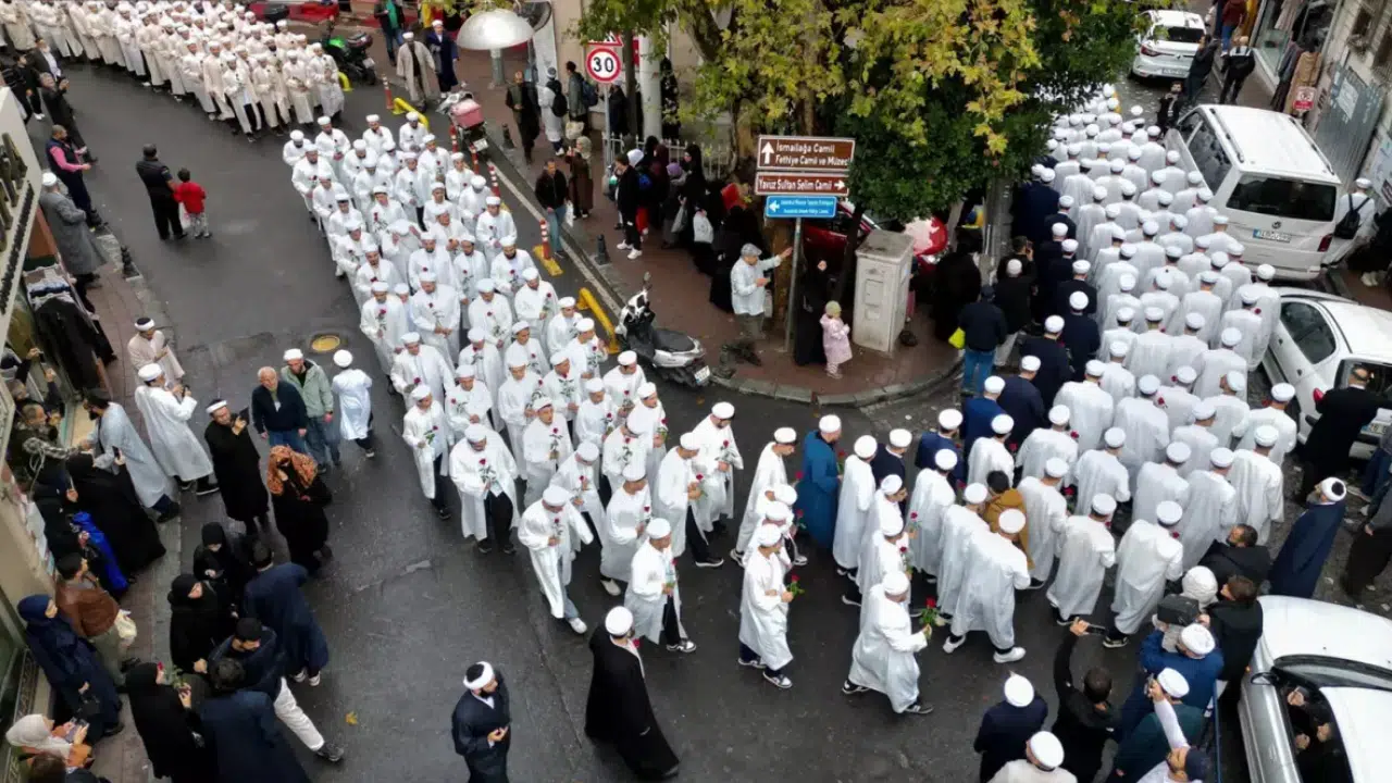 İsmailağa Cemaatinden “İcazet” Yürüyüşü Sosyal Medyada Gündem Oldu