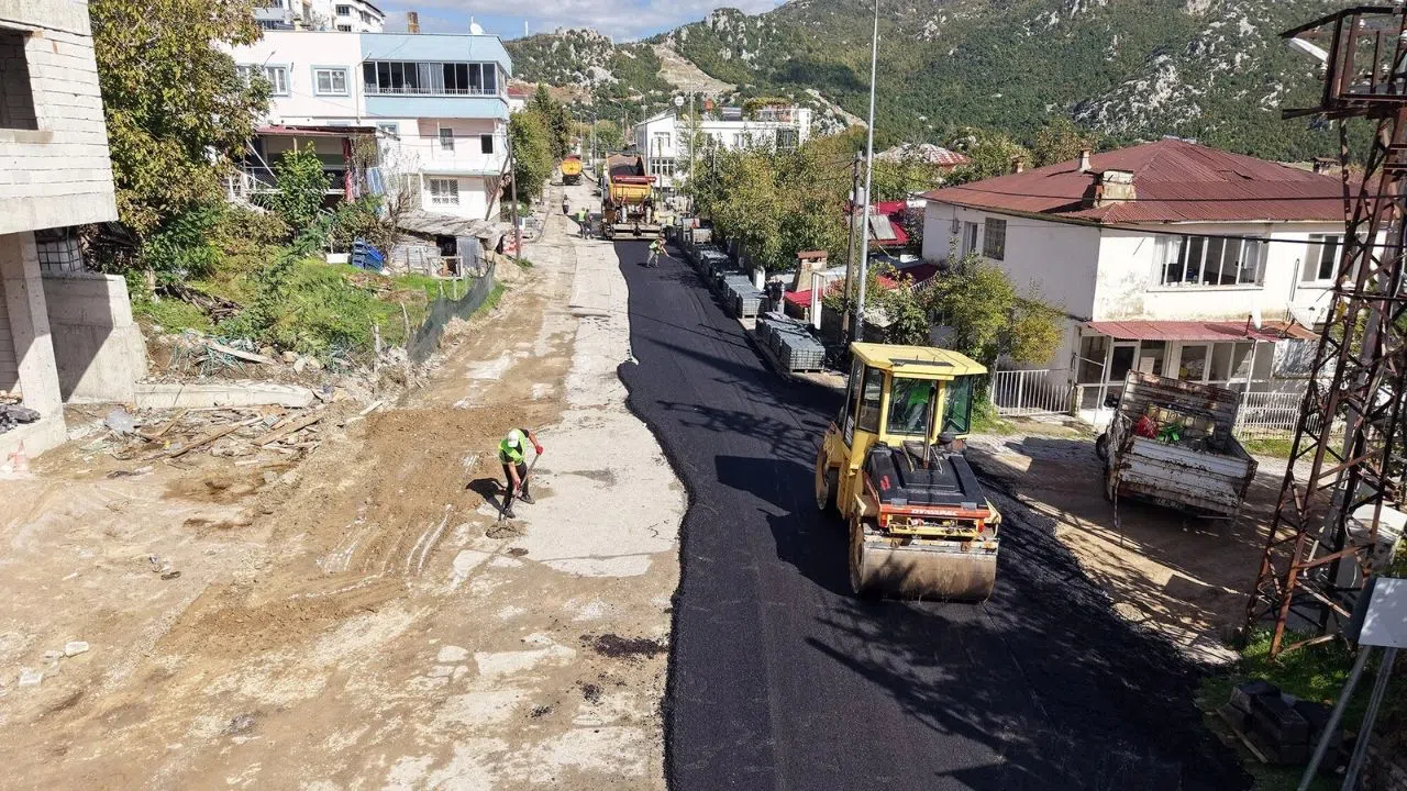 Kahramanmaraş Andırın'da 2 Kilometrelik Cadde Sıcak Asfaltla Yenileniyor