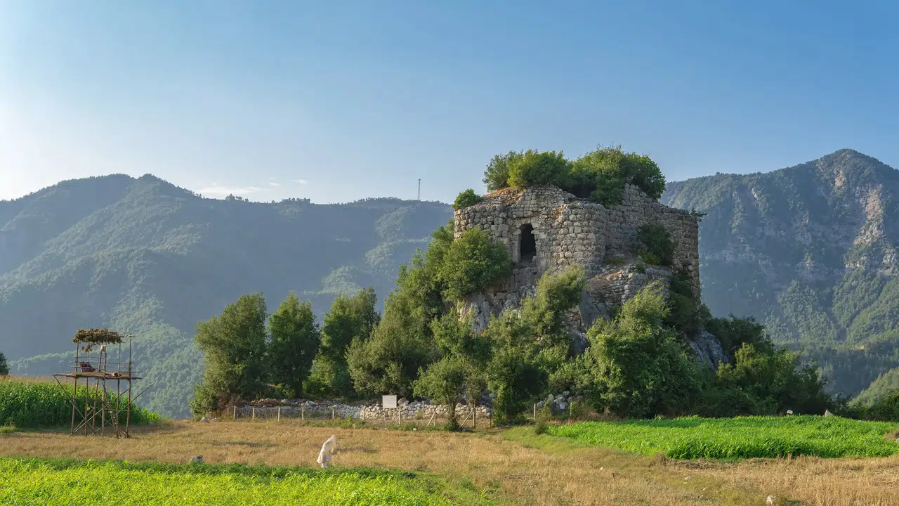 Kahramanmaraş’ın Dağlarında Zamana Direnen Kale: 1000 Yıllık Sessiz Bekçi Hâlâ Ayakta!