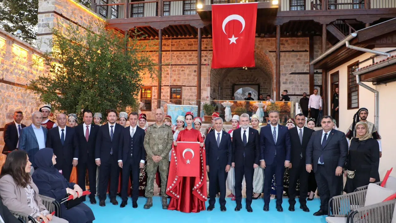 Kahramanmaraş'ın Sanat Rüzgarı: Garbi Yeli Koleksiyonu Sahnelendi