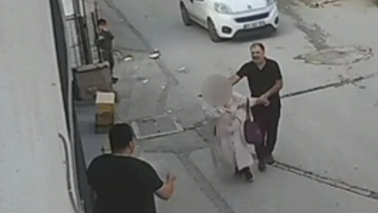 Kahramanmaraş'ta Ağabeyinden Dayak Yiyen Kadını Esnaf Kurtardı