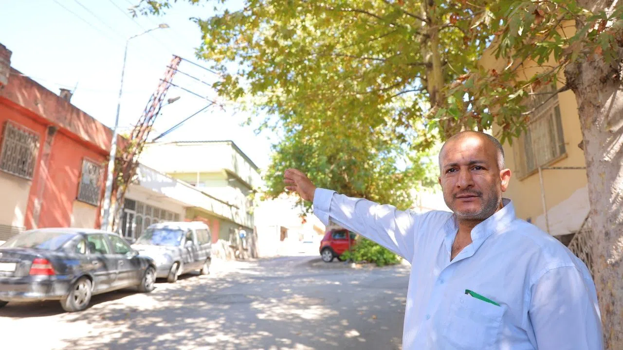 Kahramanmaraş’ta Eğik Elektrik Direği Mahalleliyi Tedirgin Ediyor