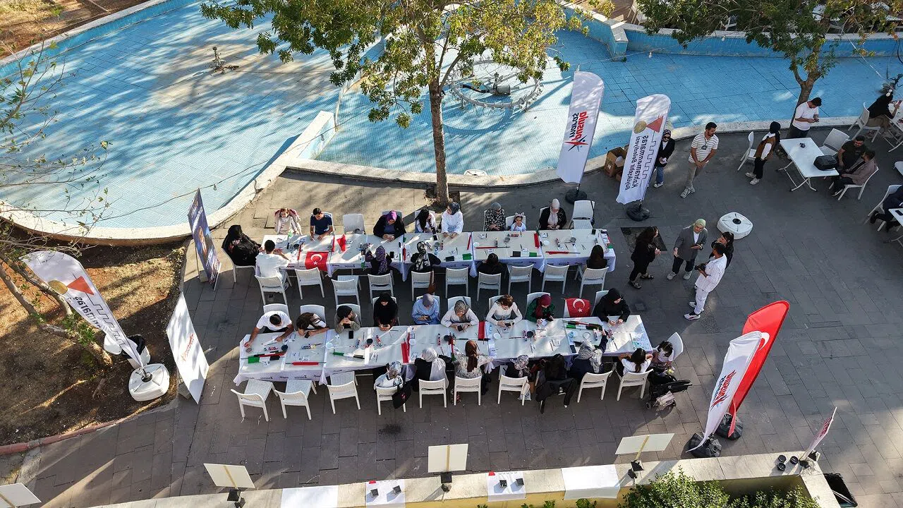 Gençler Işıklarla Filistin İçin Umut Yaktı