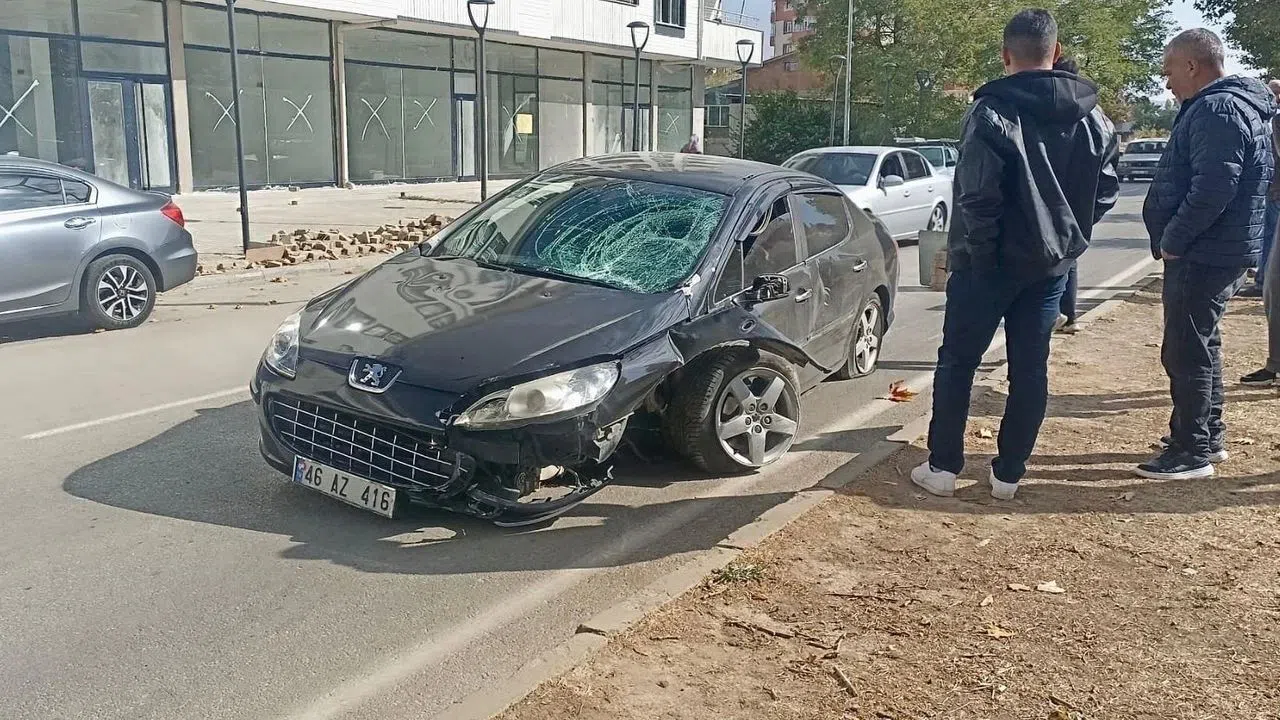 Kahramanmaraş’ta Kontrolden Çıkan Araç Refüje Çarptı