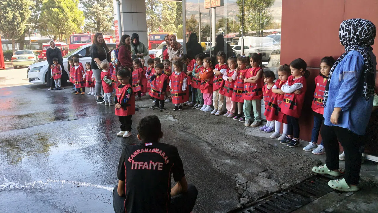 Minik Öğrenciler Kahramanmaraş İtfaiyesi’nde Mesleği Deneyimledi