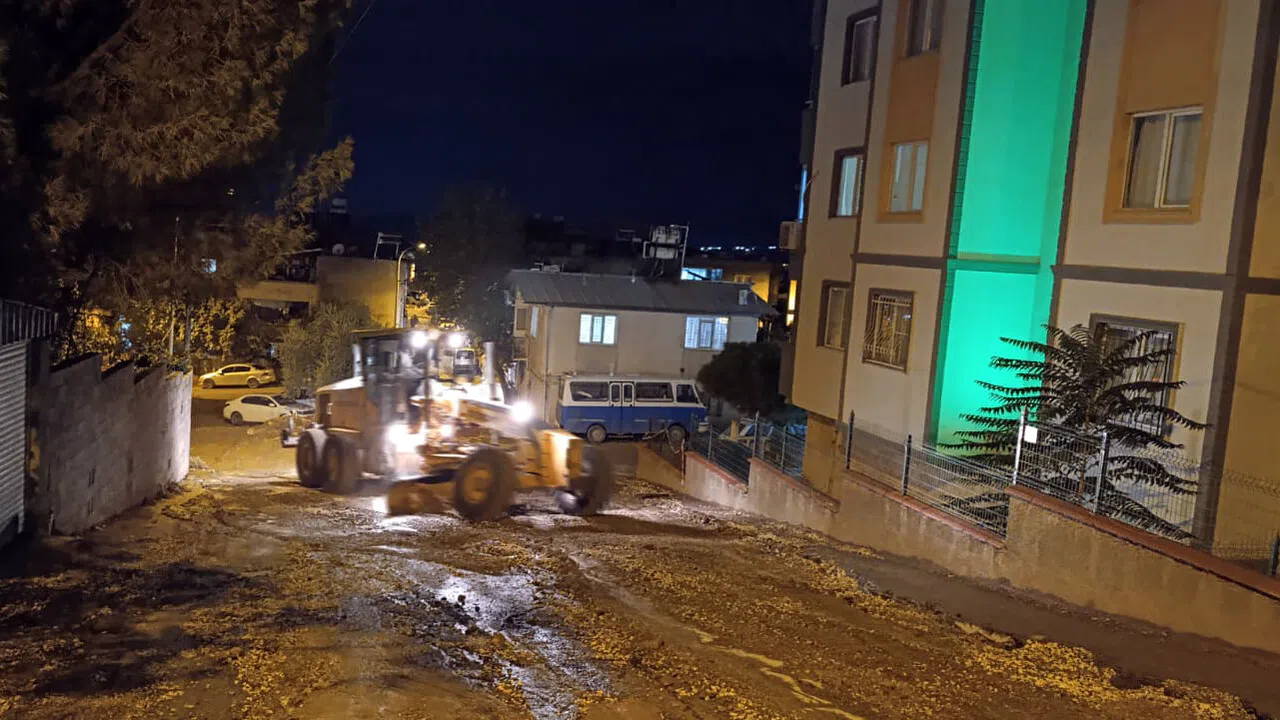 Yağış Sonrası Büyükşehir’den Kesintisiz Gece Müdahalesi