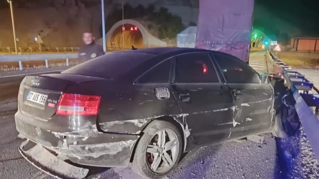 Kahramanmaraş’ta Trafik Kazası: Otomobil Bariyerlere Girdi