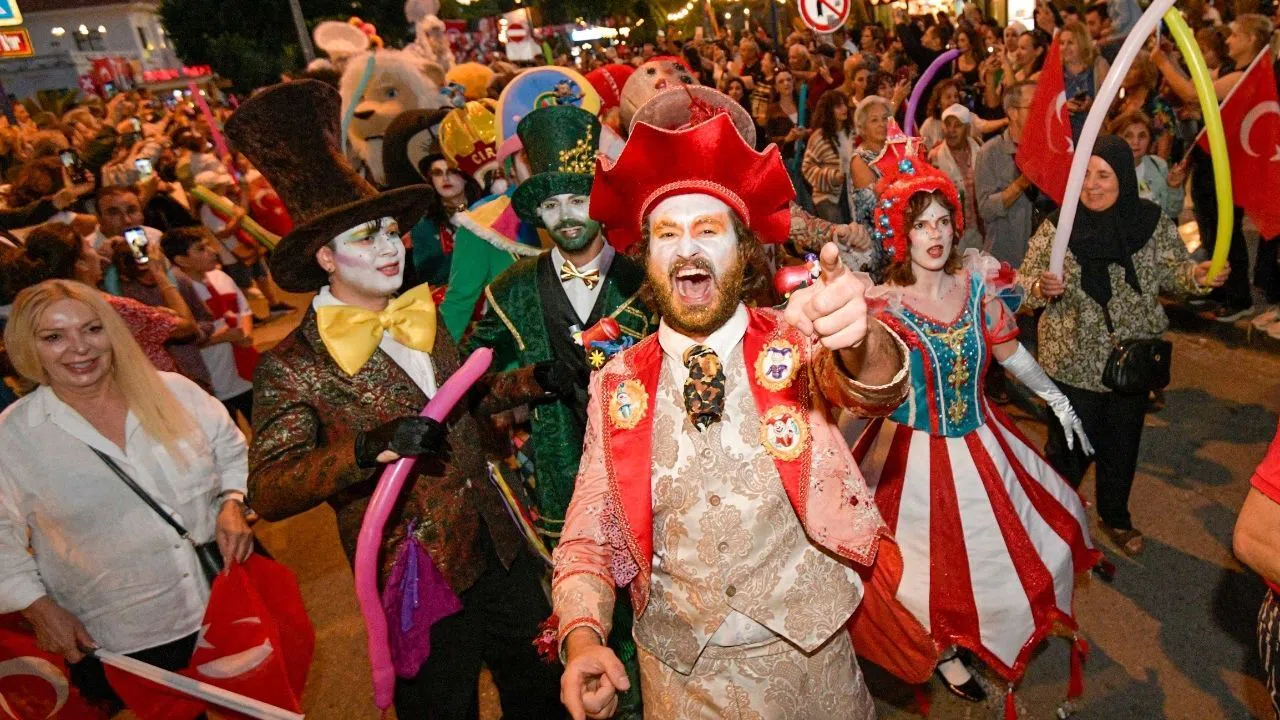 Kaleiçi Sokakları Masal Karnavalına Dönüştü