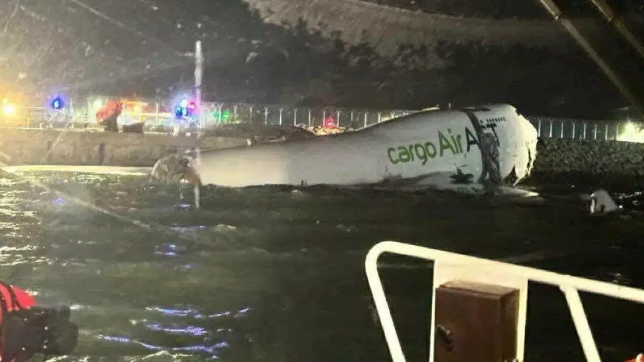 Türk Şirketine Ait Kargo Uçağı Hong Kong’da Pistten Çıktı: 2 Kişi Hayatını Kaybetti