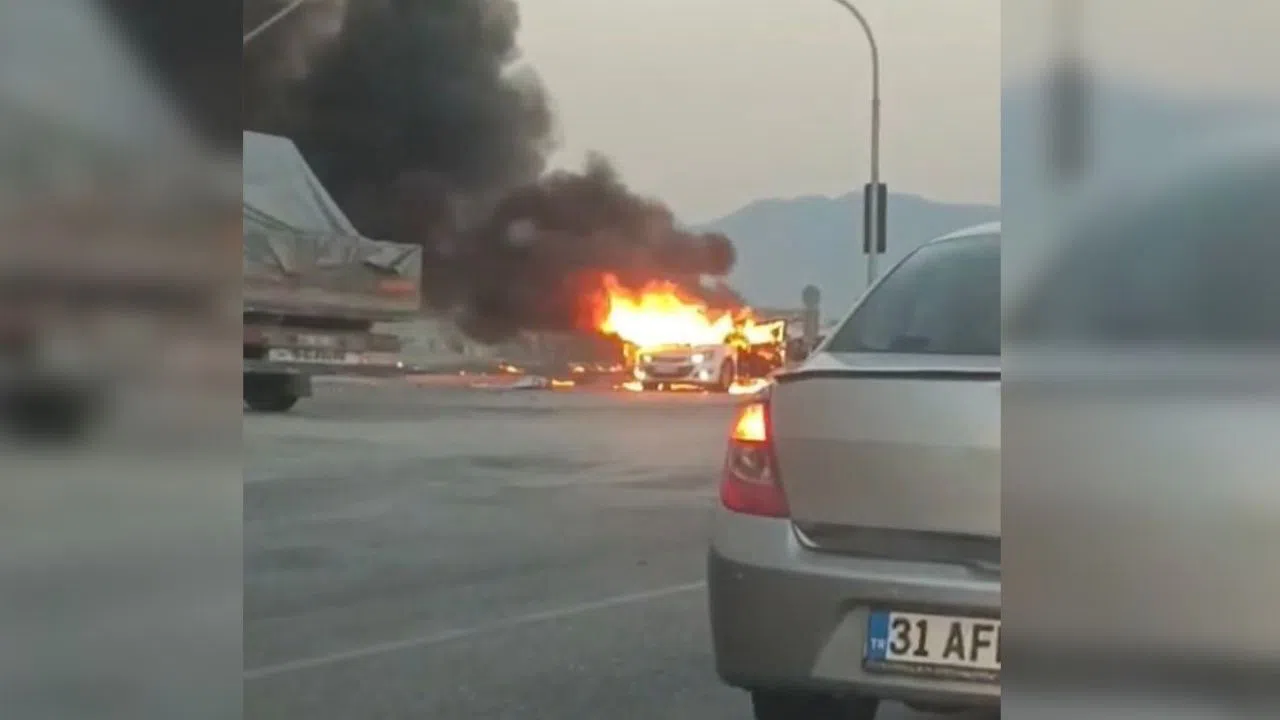 Kavşakta Bekleyen Otomobil Alev Aldı