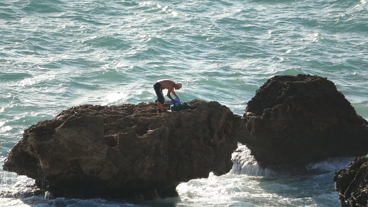 Kayalıklarda Mahsur Kalan Balıkçı Kurtarıldı