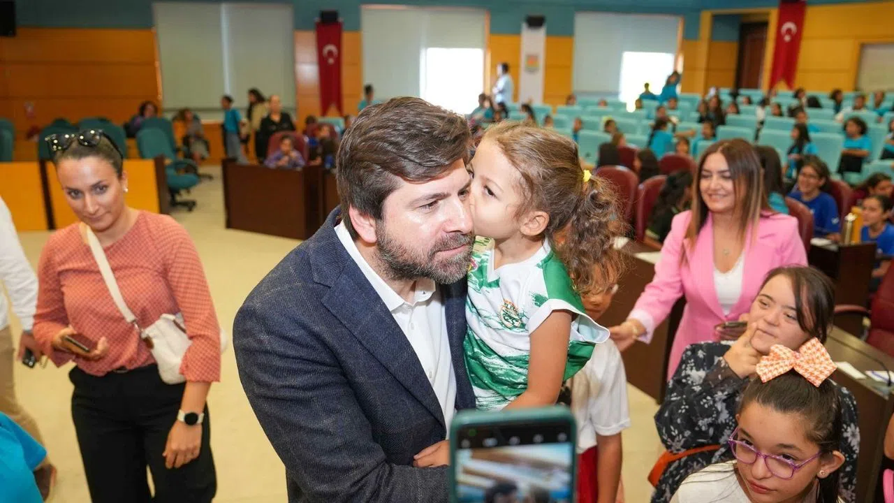 Kız Çocukları Meclis Koltuğuna Oturdu