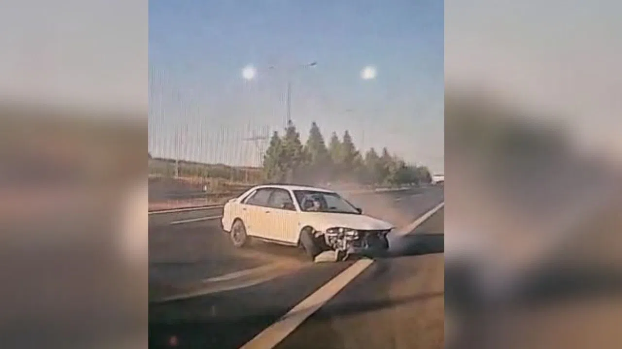 Kontrolden Çıkan Araç Bariyerlere Çakıldı