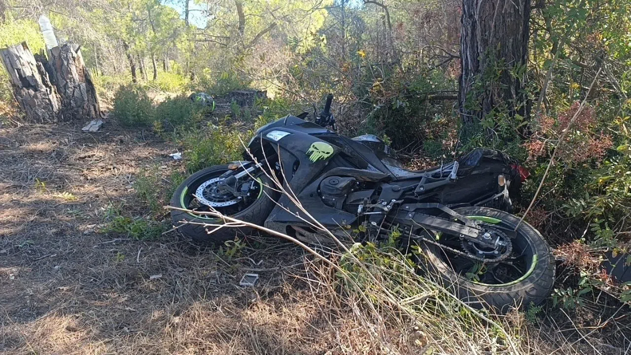 Kontrolden Çıkan Motosiklet Ağaca Çarptı, 2 Kişi Yaralandı