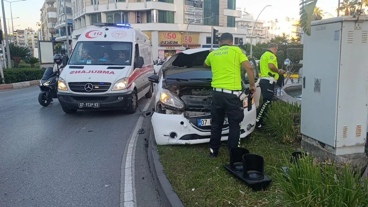 Kontrolden Çıkan Otomobil Refüje Çıktı, Sürücü Kurtuldu