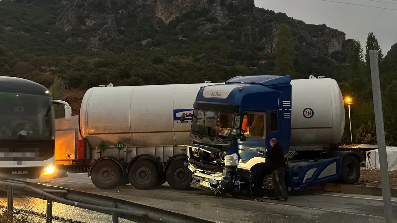 Kontrolden Çıkan Tır Trafiği Kilitledi