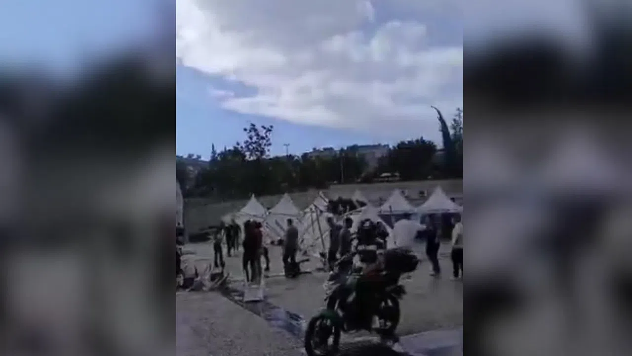 Kuvvetli Rüzgar Kariyer Fuarındaki Çadırları Savurdu