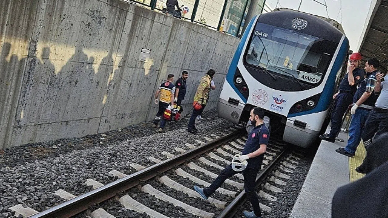 Marmaray’da Bir Yolcu Raylara Atlayarak İntihar Etti