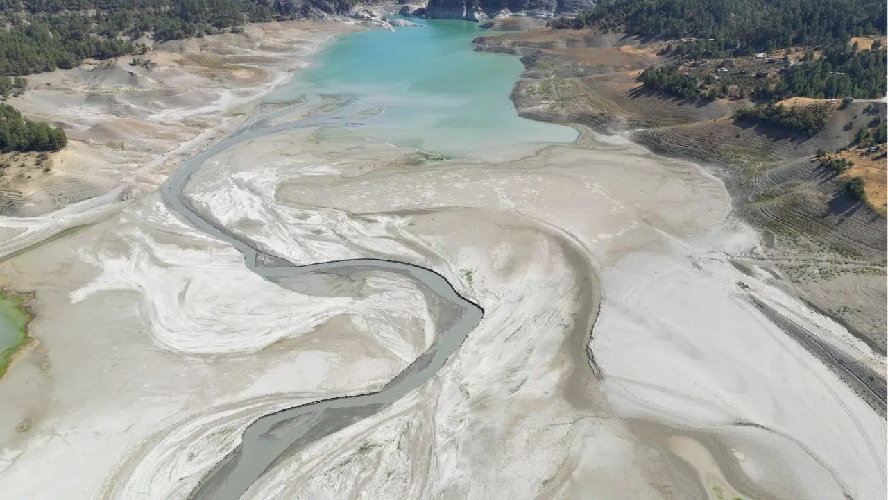 Menzelet Barajı’nda Kuraklık Alarmı: Sular Çekildi, Tarlalar Ortaya Çıktı