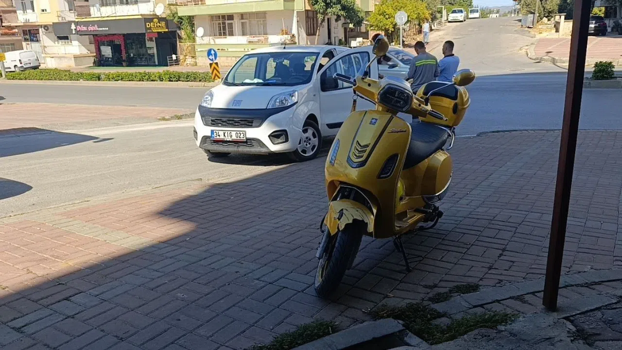 Motosiklet ile Hafif Ticari Araç Çarpıştı: 2 Yaralı