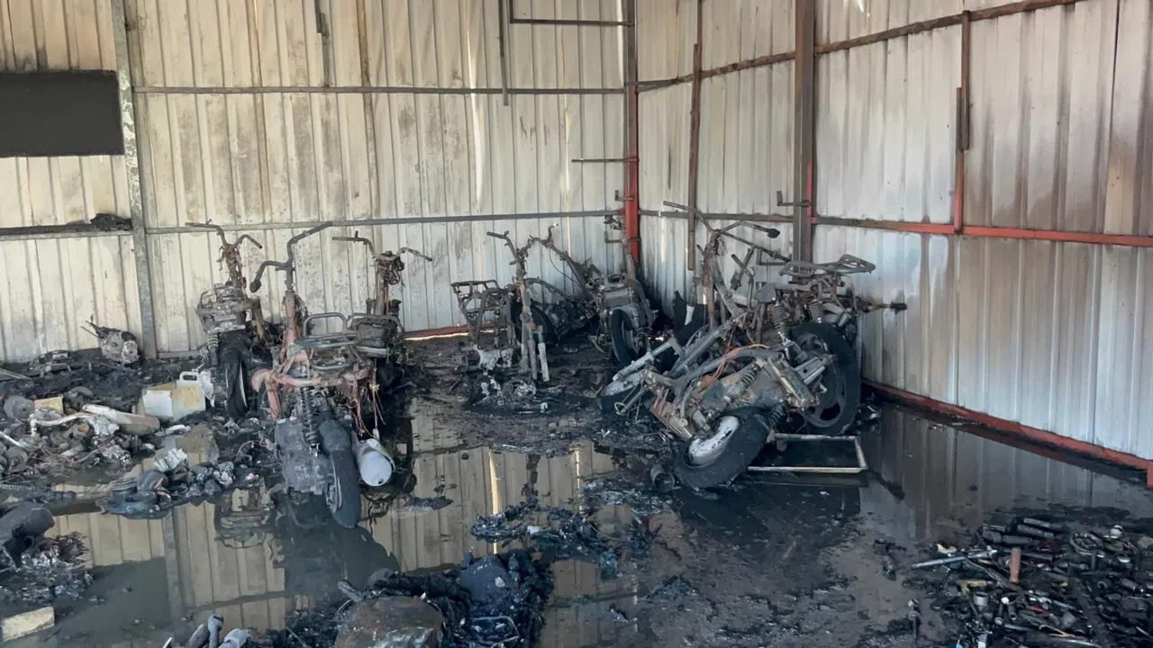 Motosiklet Servisinde Çıkan Yangında 10’dan Fazla Araç Küle Döndü