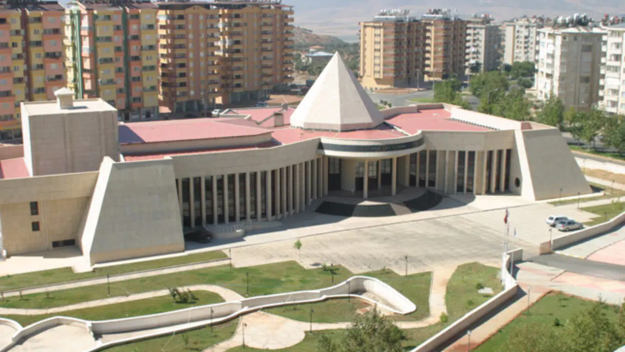 Kahramanmaraş’ta Necip Fazıl Kısakürek Kültür Merkezi Yeni Yerine Taşındı