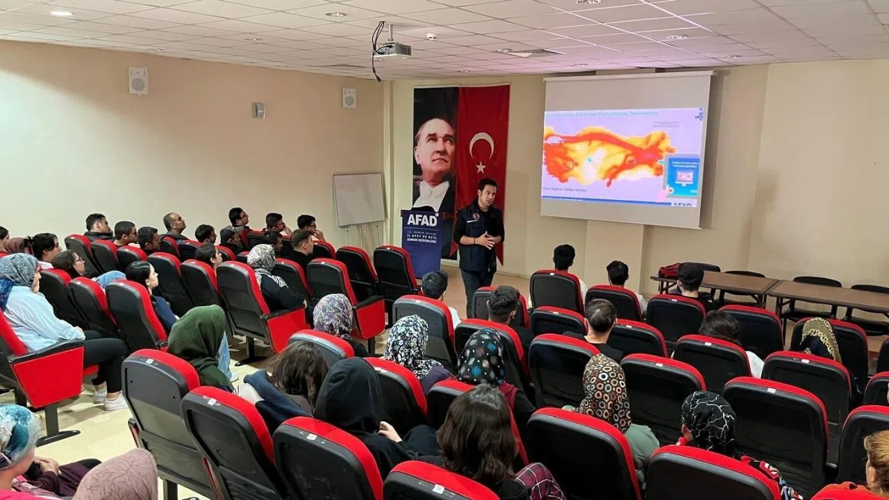 Öğrencilere Uygulamalı Afet Eğitimi Verildi