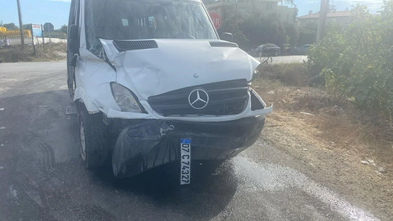Okul Servisi ile Midibüs Çarpıştı: 7 Öğrenci Yaralandı