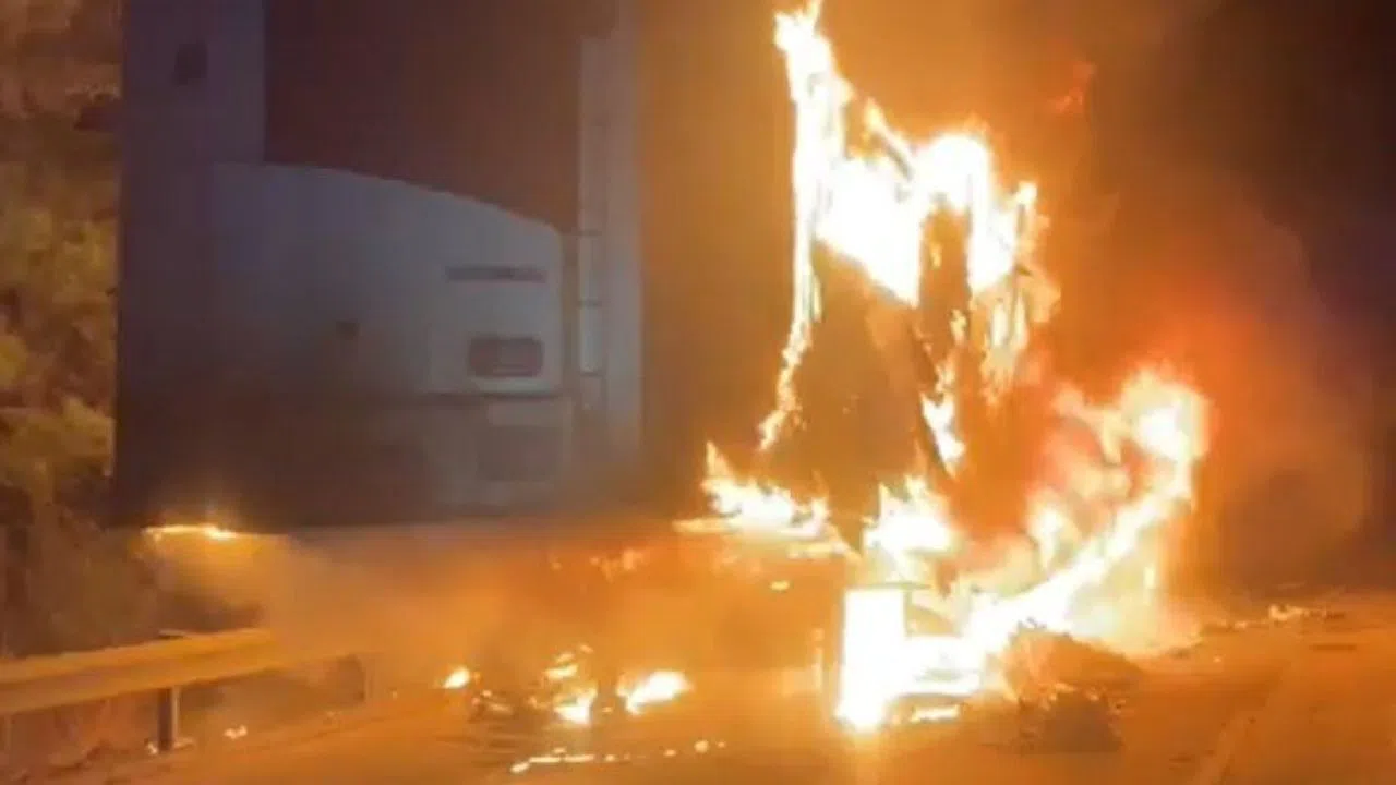 Otoyolda Et Yüklü Tır Alevlere Teslim Oldu