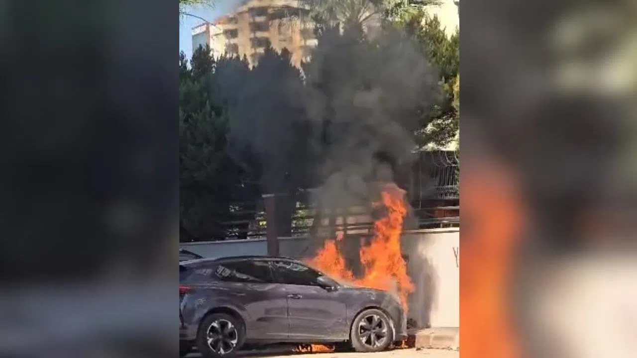 Park Halindeki Araçta Çıkan Yangın Vatandaşın Müdahalesiyle Söndürüldü