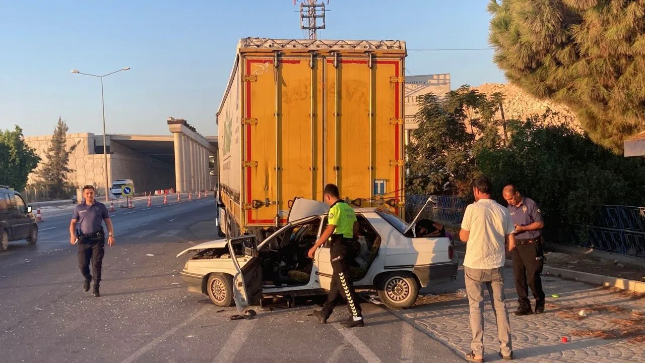 Park Halindeki Tıra Çarpan Otomobilin Sürücüsü Hayatını Kaybetti
