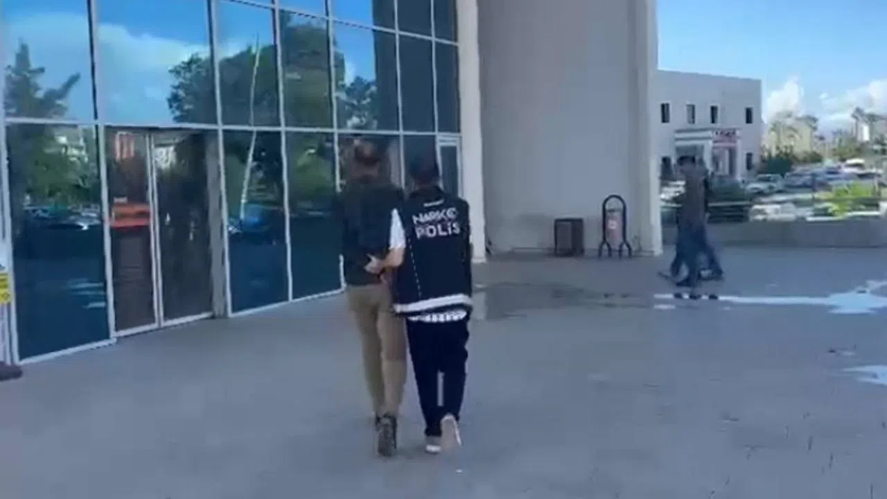 Polis Aranan Suçluları Kıskıvrak Yakaladı