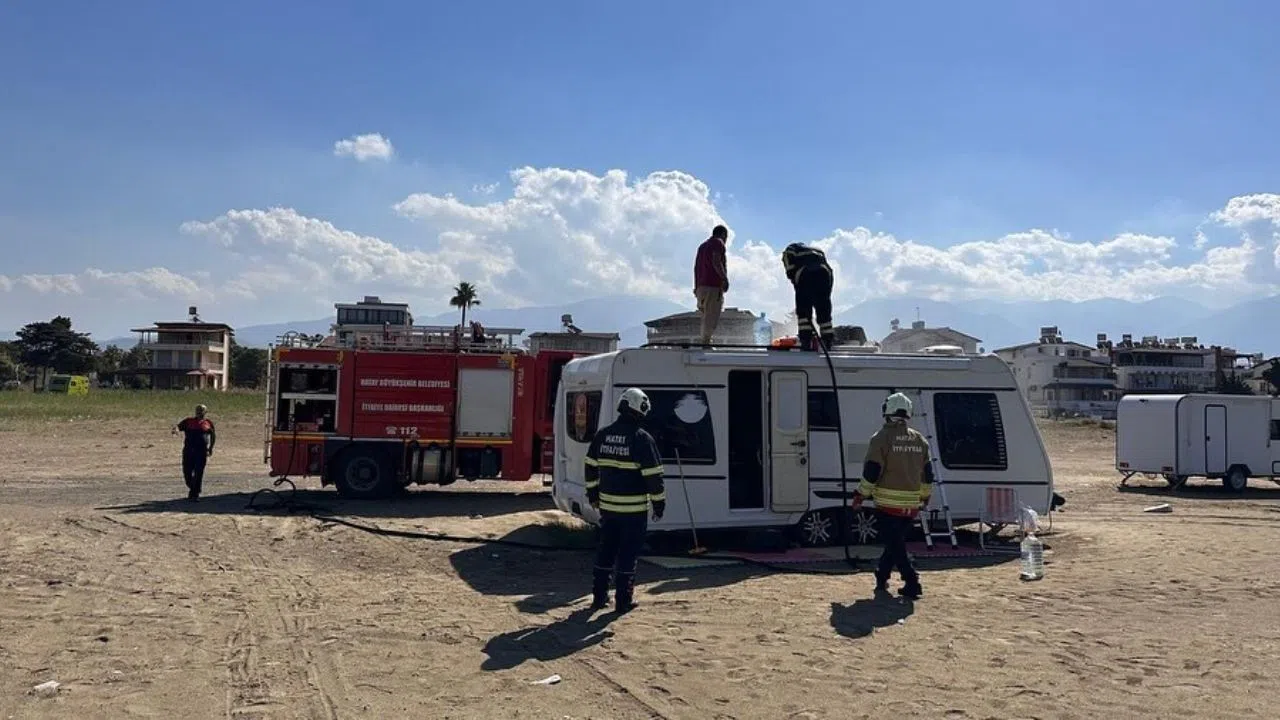 Sahil Kenarında Parklı Karavan Alev Aldı