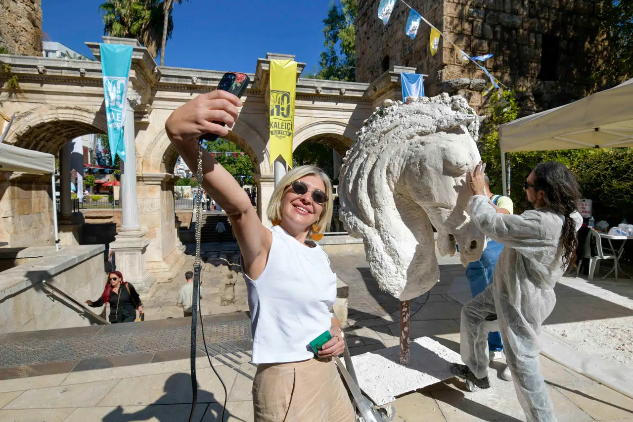 Sanatın kalbi Antalya Kaleiçi'nde arttı