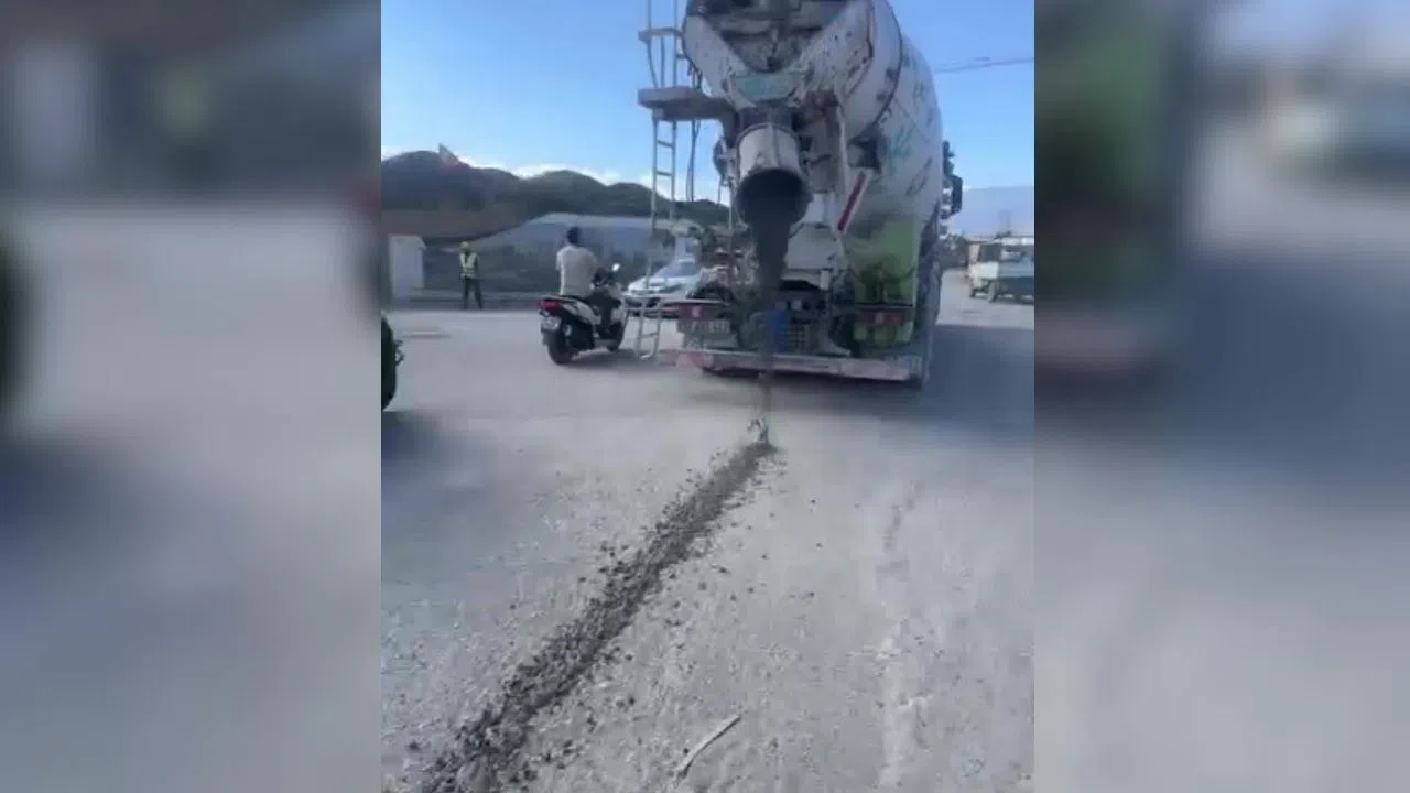 Seyir Halindeki Beton Mikseri Yola Beton Döktü