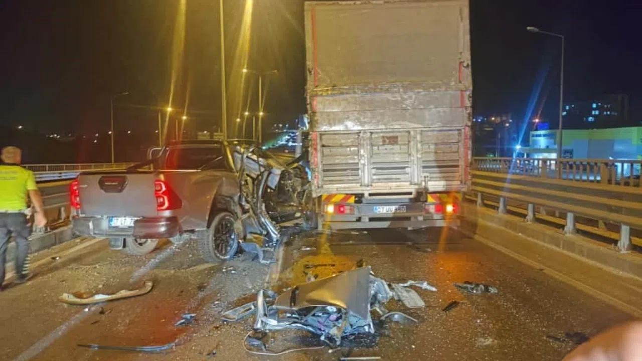 Seyir Halindeki Pikap Kamyona Çarptı: 1 Yaralı