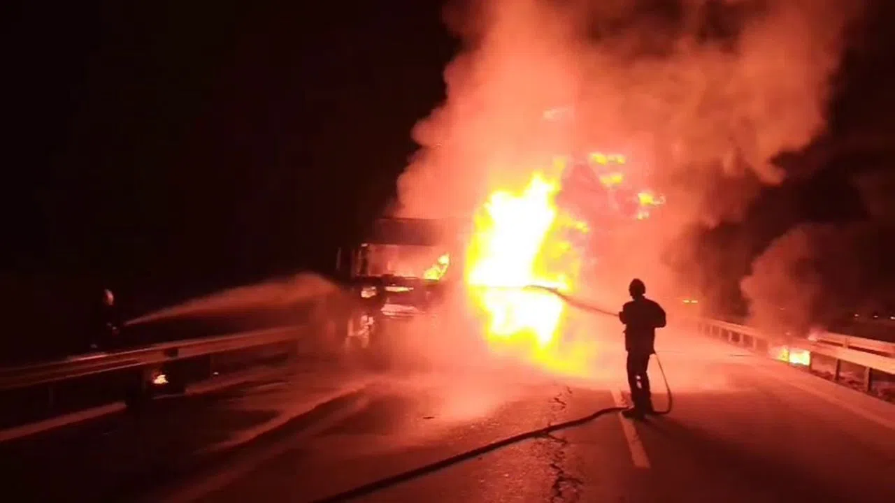 Seyir Halindeki Tır Alevlere Teslim Oldu