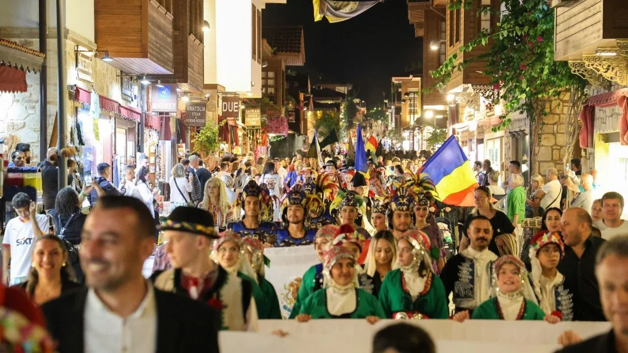 Side Antik Kenti Renkli Gösterilere Sahne Oldu