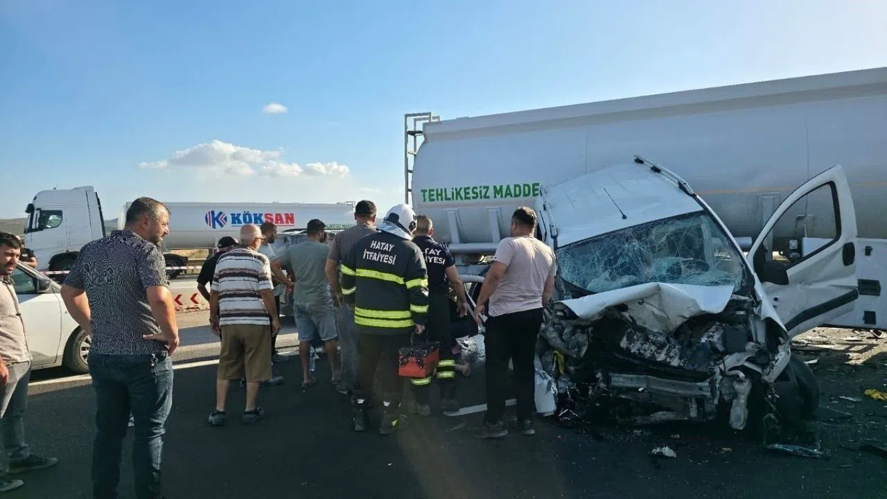 Tankerle Çarpışan Araçta Üç Kişi Yaralandı