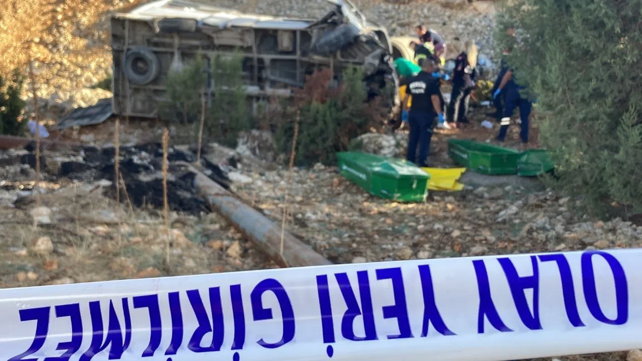 Tarım işçilerini taşıyan minibüs devrildi: 5 ölü